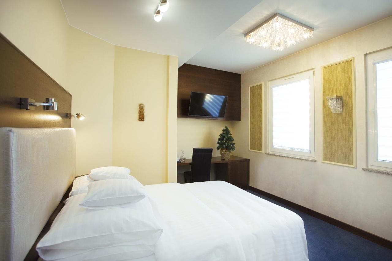 Hotel Inter Bielany Wrocławskie Eksteriør billede