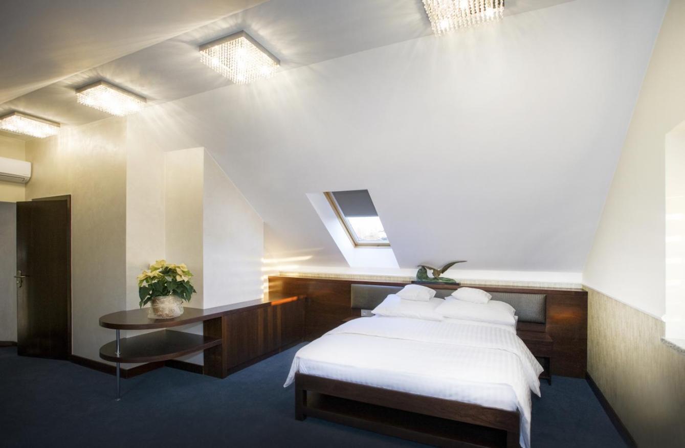 Hotel Inter Bielany Wrocławskie Eksteriør billede