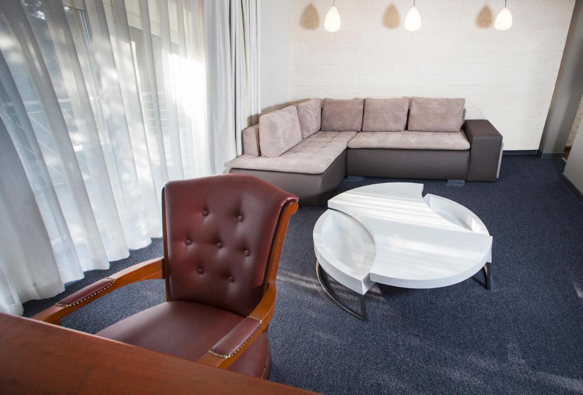 Hotel Inter Bielany Wrocławskie Eksteriør billede